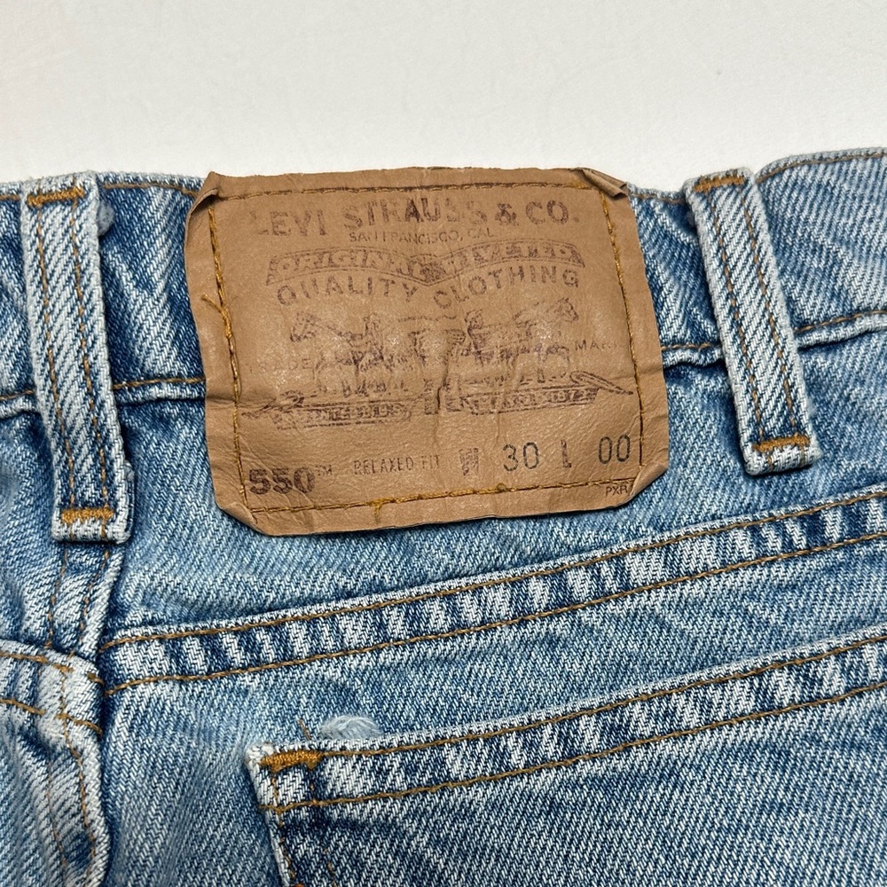 90s Vintage Levi's 550 High Rise Light Wash Relaxed Fit Denim Shorts - Picture 5 of 6